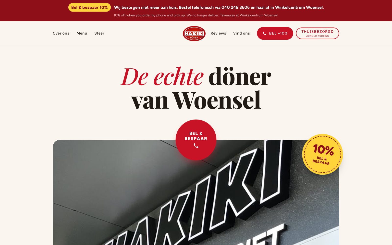 Homepage van de Hakiki Döner-website met de kop 'De echte döner van Woensel', een grote belknop en de gevel van de zaak.